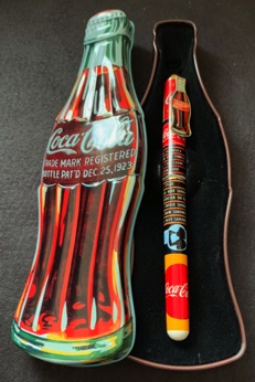 2203-1 € 6,00 coca cola pen in blik.jpeg